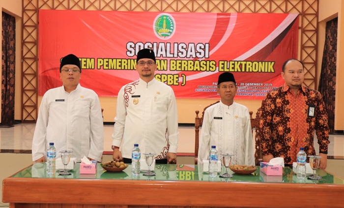 Plt Wali Kota R. Teno P buka rapat sosialisasi SPBE. foto: SUPARDI/ BANGSAONLINE