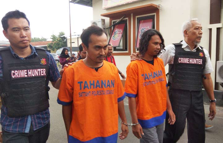 Pelaku saat digelandang ke Mapolresta Sidoarjo.