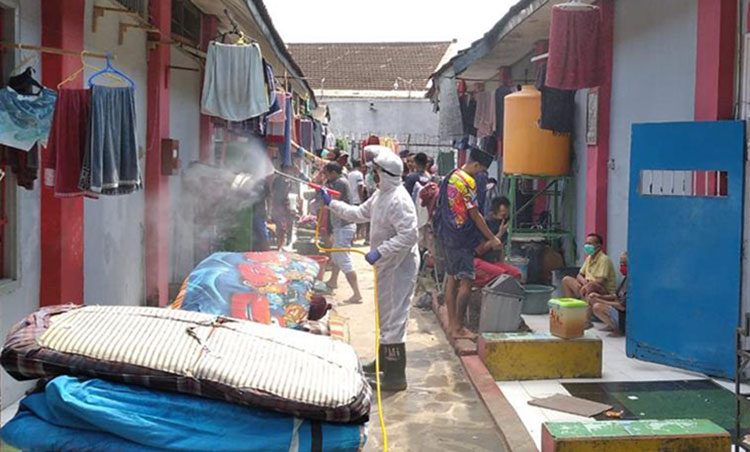 Lembaga Pemasyarakatan (Lapas) Kelas IIA Jember mendapat bantuan berupa penyemprotan cairan disinfektan dari Palang Merah Indonesia (PMI) Jember, Selasa (27/4/2021). (foto: ist)