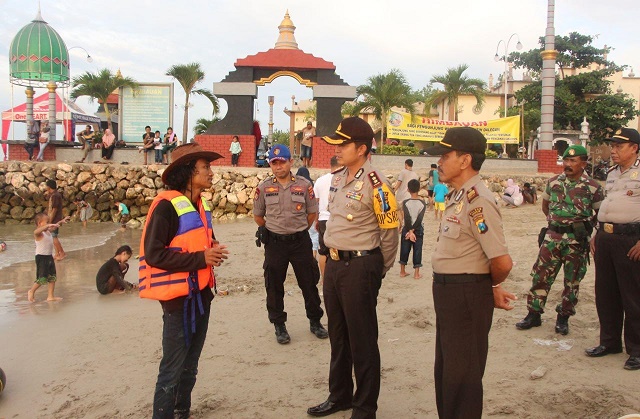Kapolres Gresik AKBP Wahyu S Bintoro saat berbincang dengan pengawas Pantai Delegan.
