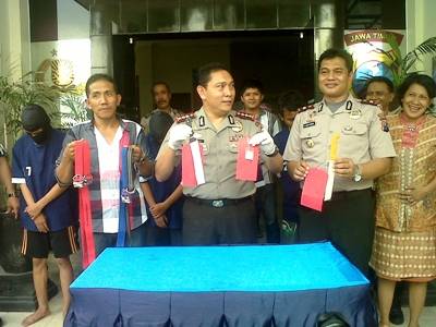 ?Kapolrestabes Surabaya Kombes Pol Setija Junianta yang didampingi Kapolsek Jambangan Kompol Dwi Gatot Priyono menunjukkan barang bukti. Foto:rusmiyanto/ BANGSAONLINE