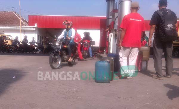 Antrian jerigen sebelum dibubarkan oleh petugas Hiswana Migas Kediri. foto: arif kurniawan/ BANGSAONLINE