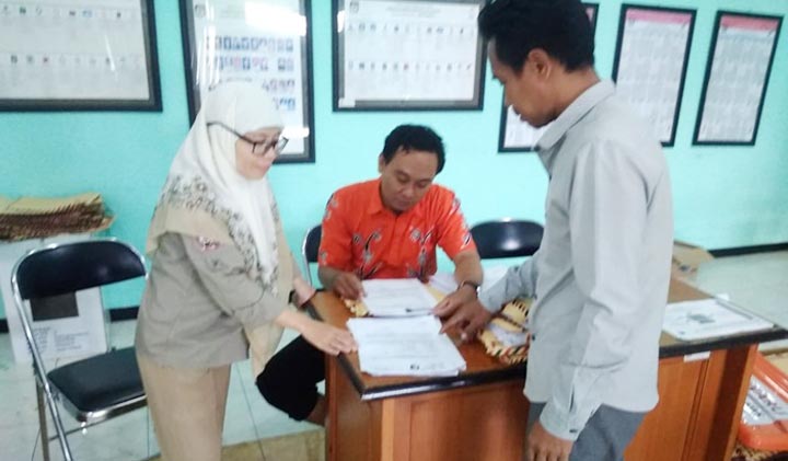 CERMATI: Komisioner Bawaslu Sidoarjo Feri Kuswanto (kanan) memantau verifikasi berkas Agung-Sugeng, di Kantor KPU, Jumat (28/2). foto: ist
