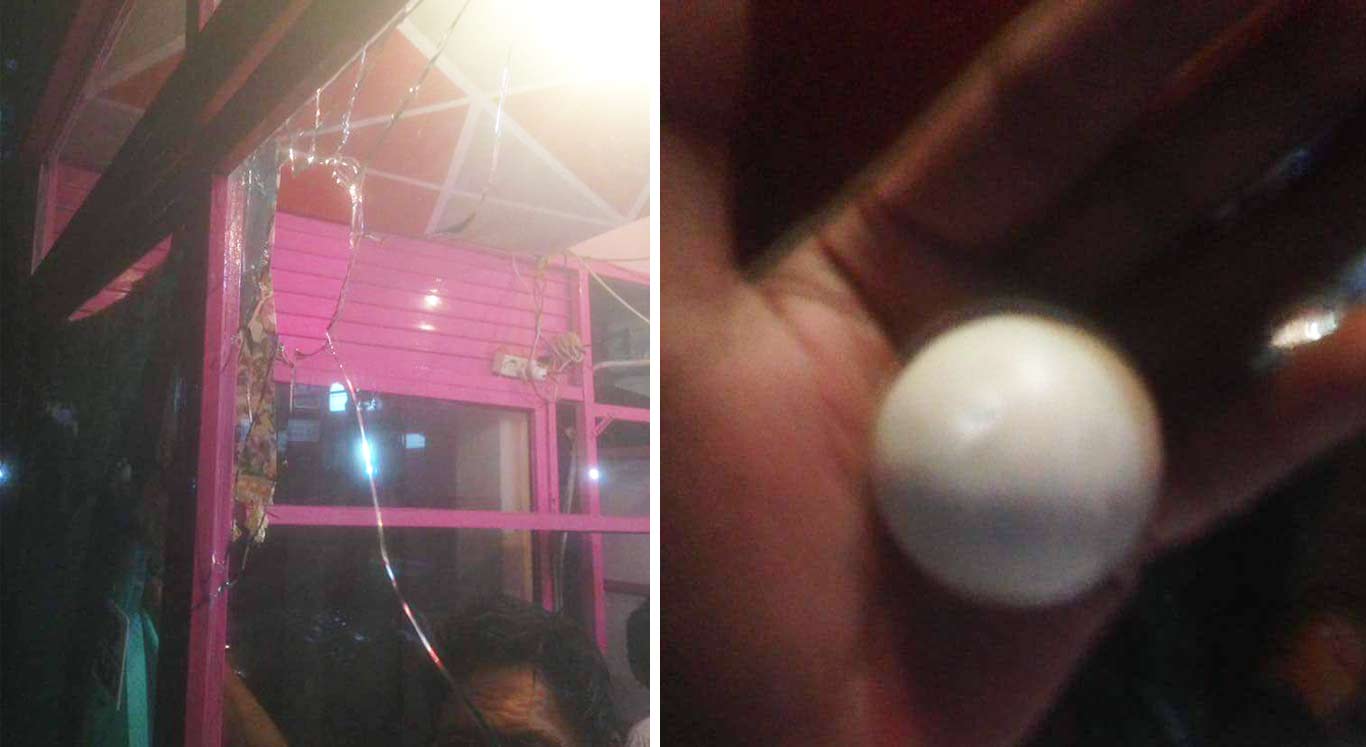 Kondisi kaca jendela rumah Adi Susanto, jurnalis Bangsaonline setelah dilempar menggunakan bola biliard oleh pelaku misterius. foto: ROMZA/ BANGSAONLINE