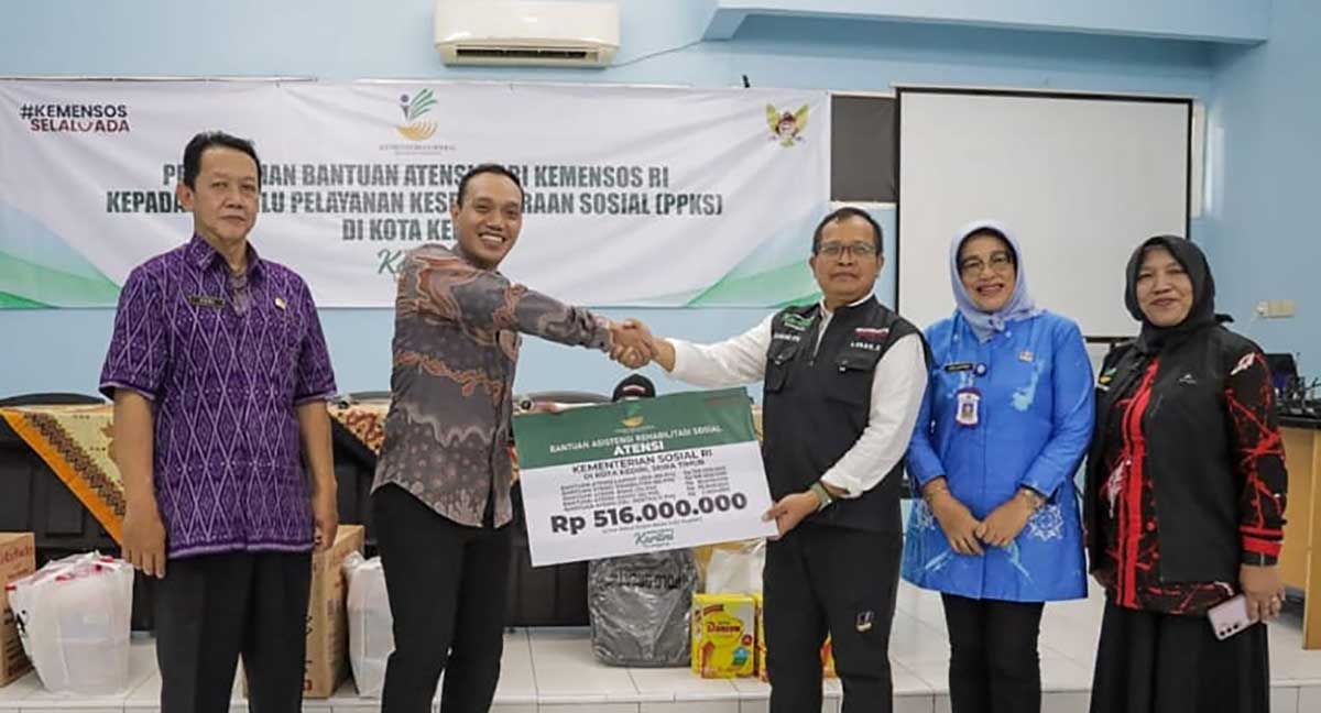 Kepala Dinsos Kota Kediri, Imam Muttakin (nomor 2 dari kiri), ketika menerima bantuan dari Kemensos. Foto: Ist