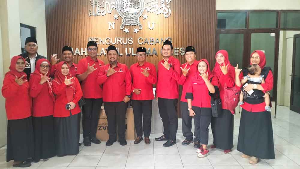 Ketua PDIP Gresik Fandi Akhmad Yani bersama jajaran pengurus saat silaturahmi ke PCNU. (Ist)