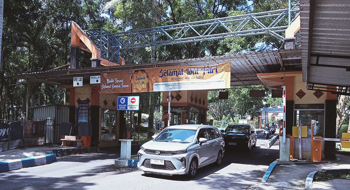 Warga buka portal di Bendungan Lahor, Kecamatan Karang Kates, Kabupaten Malang.