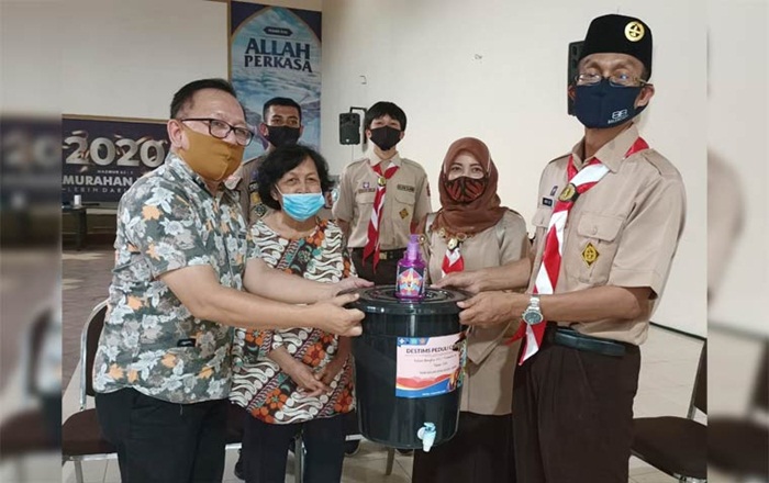 Kepala SMAN 2 Batu Anto Dwi Cahyono, S.Pd, M.M. saat menyerahkan bantuan ke salah satu gereja di Kecamatan Junrejo, Kota Batu, Jumat (14/8).