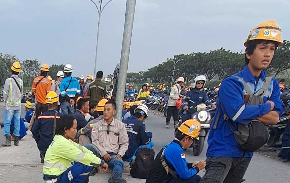 Pekerja Smelter Freeport Indonesia yang tidak bisa masuk ke kawasan JIIPE akibat dihadang massa aksi. Foto: Ist