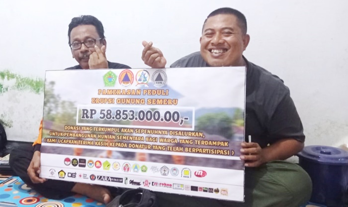BPBD dan FRPB Kabupaten Pamekasan saat menyerahkan bantuan uang tunai yang dikumpulkan dari masyarakat Bumi Gerbang Salam.