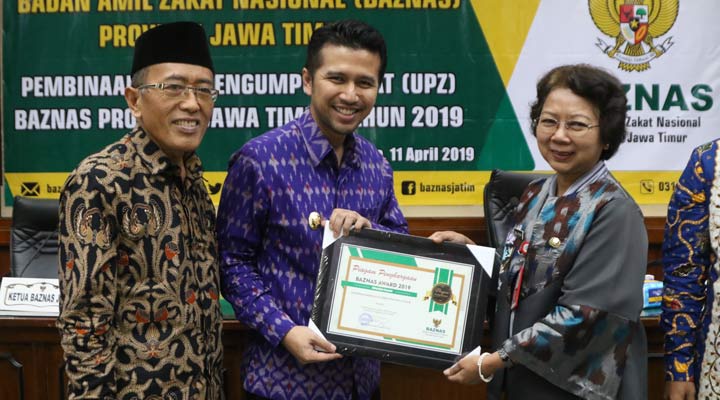 Wagub Jatim Emil Elestianto Dardak memberikan piagam penghargaan kepada Kepala Dinas Kehutanan Jatim, Dewi Juniar Putriatni selaku dinas dengan peningkatan ZIS terbaik pada Baznas Award 2019. foto: ist