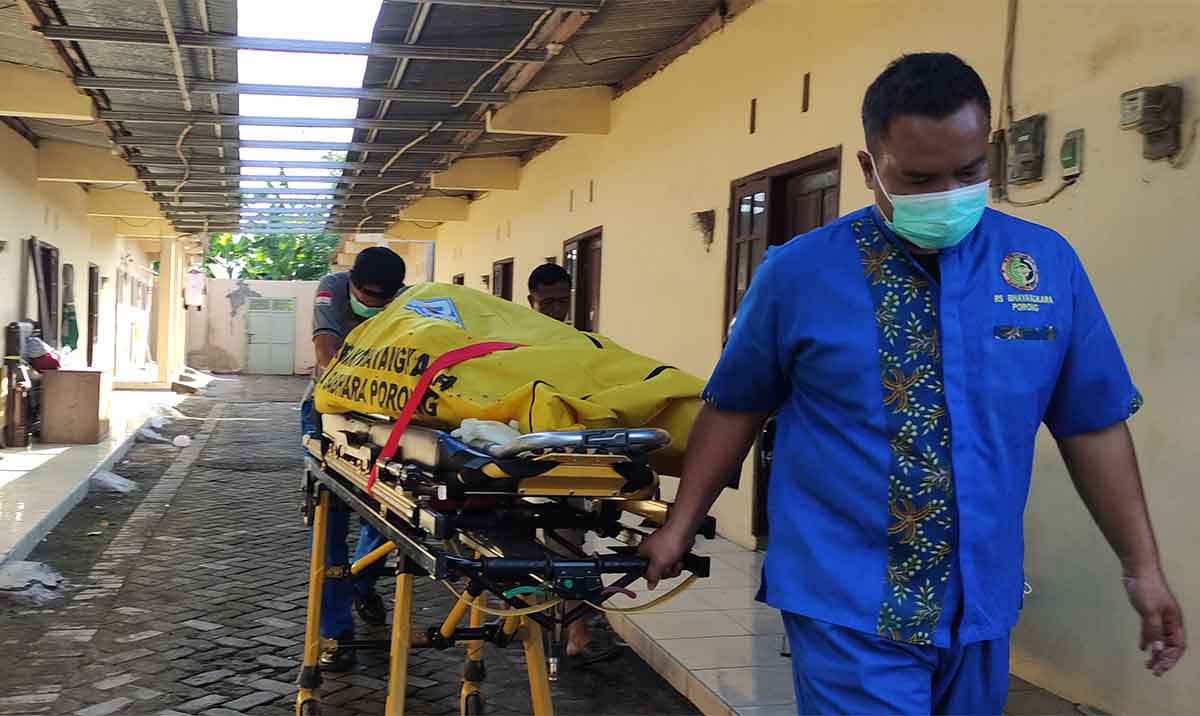 Petugas saat mengevakuasi korban pembunuhan di Dusun Keling, Desa Jumputrejo, Kecamatan Sukodono, Sidoarjo.