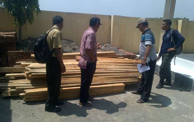 Barang bukti kayu jati yang telah diamankan sejak Januari 2016 lalu oleh Polsek Ngusikan. foto: ROMZA/ BANGSAONLINE