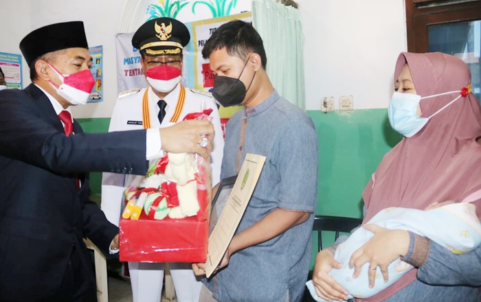 Wali Kota Gus Ipul bersama Wawali Mas Adi menyerahkan langsung akta kelahiran bayi di Hari Ulang Tahun (HUT) ke-76 Kemerdekaan RI.