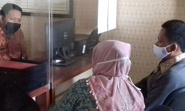Kedua orang tua korban saat melapor di Polres Probolinggo Kota, Rabu (24/6/2020).