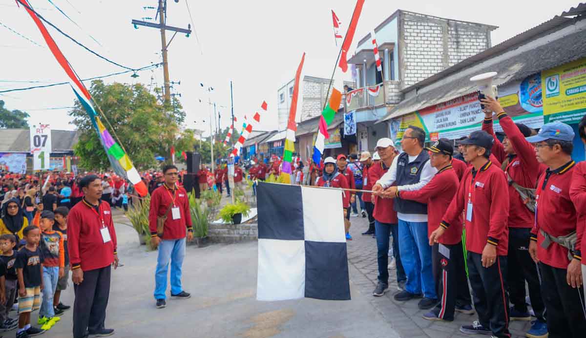 Wakil Bupati Gresik saat melepas jalan sehat di Desa Sembayat. Foto: Ist