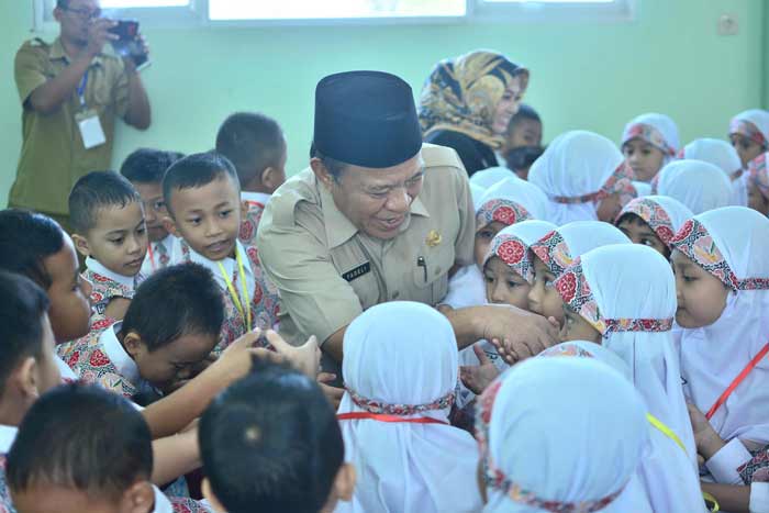 Bupati Fadeli dikerubuti para siswa saat sidak di TK/PAUD Al Fisyah, Senin (16/7).