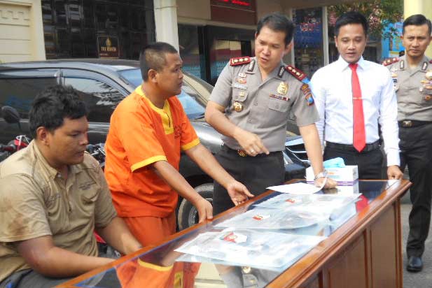 Kapolres Lamongan AKBP Juda Nusa didampingi Wakapolres dan Kasatreskrim saat merilis tersangka.