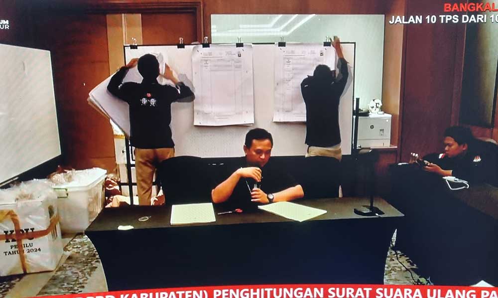 Komisioner KPU Bangkalan Sairil Munir saat membacakan hasil penghitungan ulang surat suara di Hotel Double Tree Surabaya, Rabu (26/6/2024).