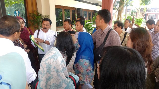 Koordinator Kompak Surabaya, Jospan saat aksi bersama warga menolak PPDB Zonasi berbasis jarak rumah, di Dinas Pendidikan Jawa Timur, Jalan Genteng Kali, Surabaya.