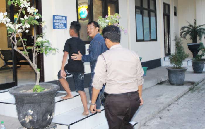 Tersangka saat digelandang ke Mapolres Situbondo. foto: BANGSAONLINE