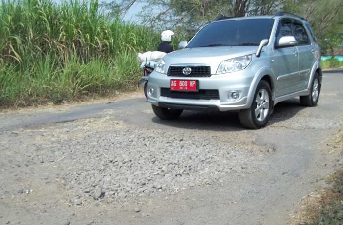 Tim DPU BM saat melakukan survei jalan rusak yang diakibatkan oleh truk galian untuk proyek tol dan double trek kereta api. foto: BAMBANG/ BANGSAONLINE