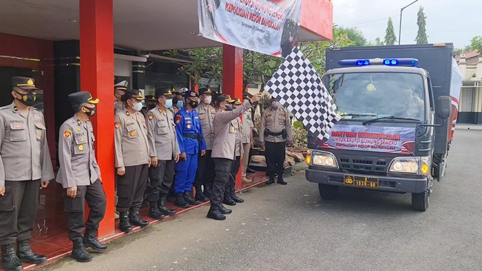 Kapolres Bangkalan AKBP Alith Alarino melepas bantuan paket sembako untuk musibah korban erupsi Gunung Semeru di Lumajang.