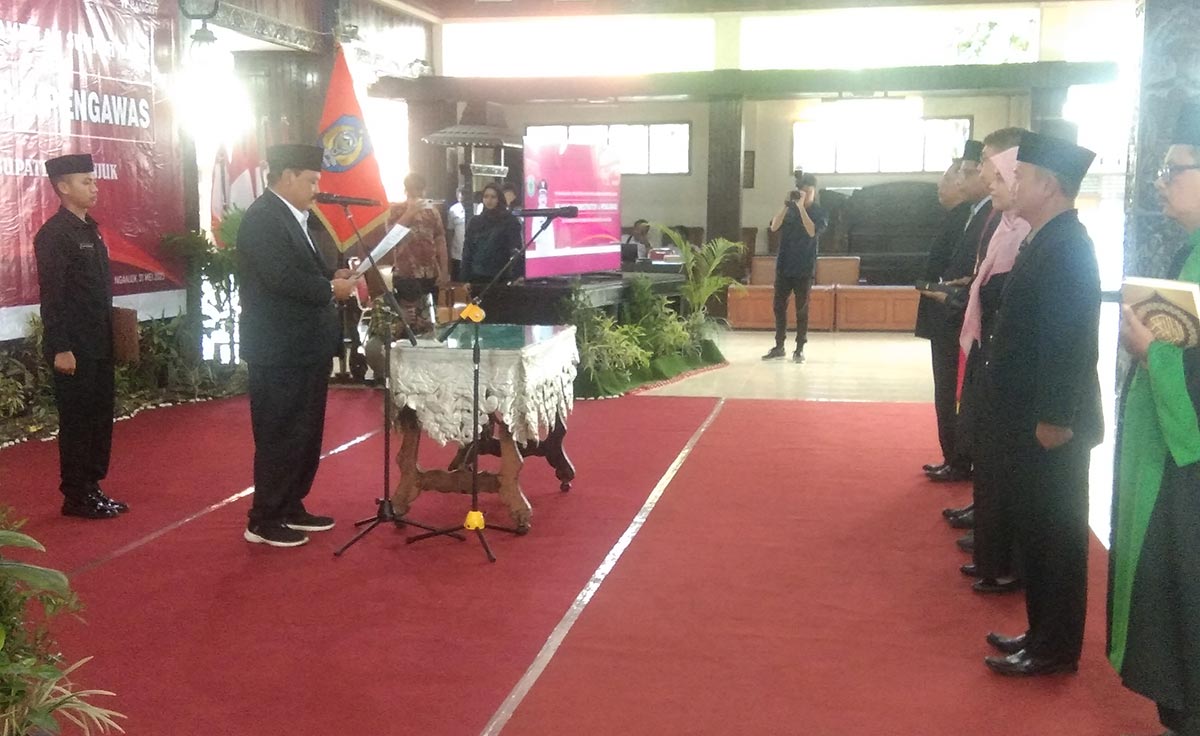 Bupati Nganjuk Marhaen Djumadi saat melantik puluhan ASN, Rabu (31/5/2023).