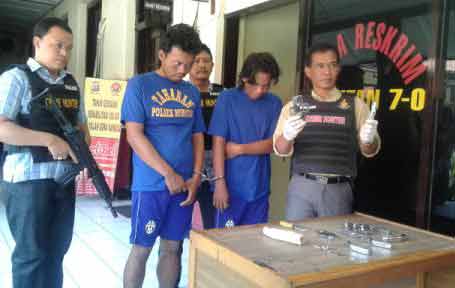 Tersangka didampinggi polisi menunjukkan barang bukti pencurian. (rusmiyanto/BANGSAONLINE)