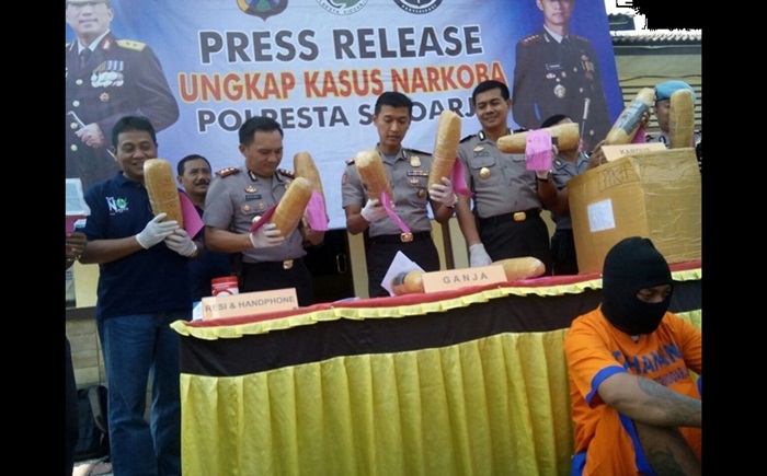 Sat Resnarkoba Polresta Sidoarjo menangkap Ilman Barori (42), warga Desa Durungbedug, Kecamatan Candi. 