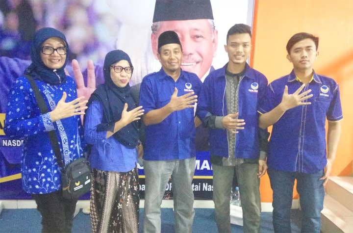 TASYAKURAN: Sekretaris DPD NasDem Sidoarjo Ahmad Rodi (tengah) bersama anggota KSND saat peresmian Kantor KSND, Selasa (5/2) malam. foto: ist
