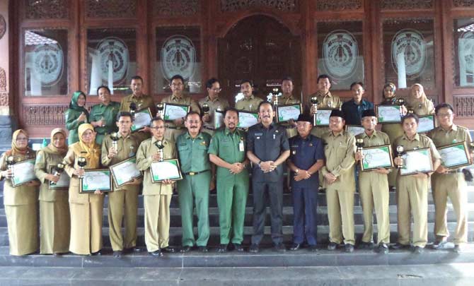 Pemkab Ponorogo Serahkan Penghargaan Sekolah Adiwiyata