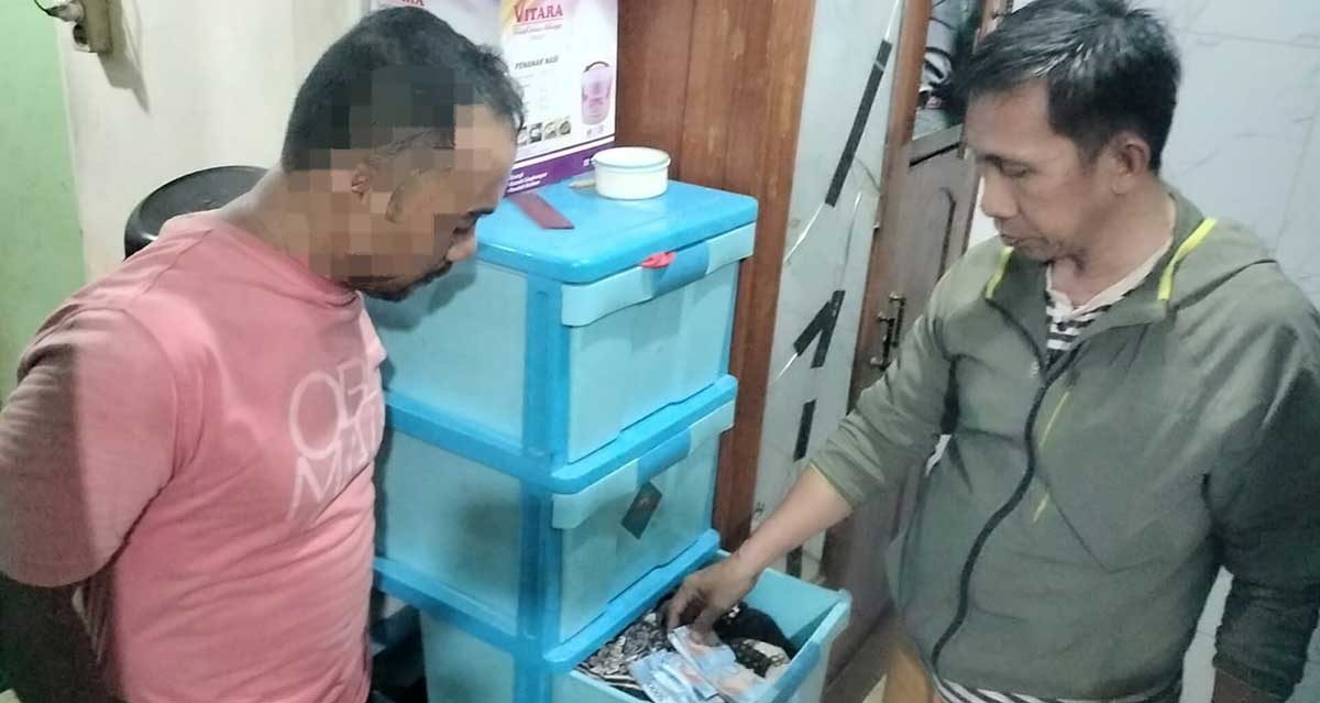 Pelaku (kiri) dengan pengawalan petugas saat menunjukkan barang-barang hasil curian. Foto: Ist