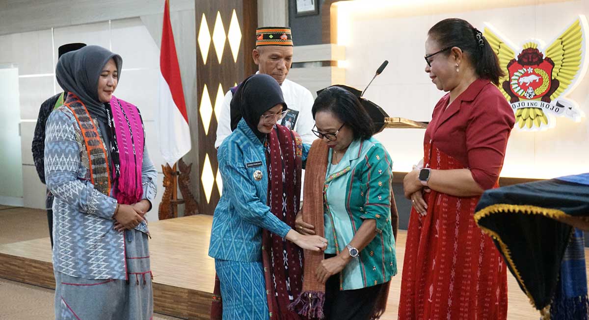 Wali Kota Kediri saat memperkenalkan Tenun Ikat Bandar Kidul. Foto: Ist