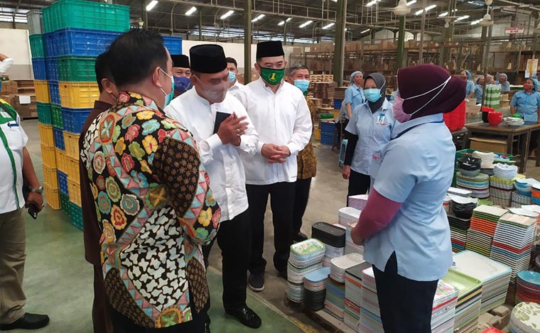 DIALOG: Paslon BHS-Taufiq berbincang dengan karyawan PT Maspion II, di Buduran, Jumat (13/11). 