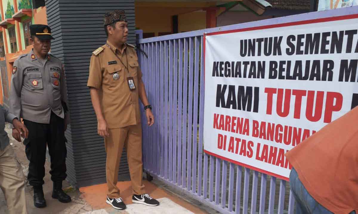 Gedung SDN Kalirejo II yang disegel warga setempat.