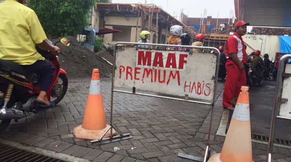 KOSONG: Salah satu SPBU di jalan Joyoboyo Kota Kediri kehabisan BBM jenis premium. foto: arif kurniawan/ BANGSAONLINE