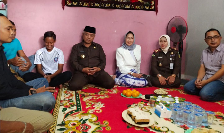 Wali Kota Batu Dewanti Rumpoko, Bupati Malang H. M. Sanusi, Kajari Batu, bersama rombongan mengunjungi rumah Jasmine di Desa Kromengan, Selasa (7/1).