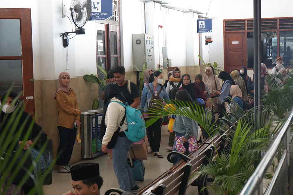 Calon penumpang KA saat turun dari kereta di Stasiun Kediri.