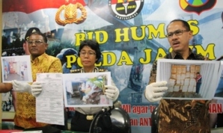 Polda Jatim membongkar pengelolaan limbah medis berbahaya di sejumlah rumah sakit. foto: rusmiyanto/BANGSAONLINE