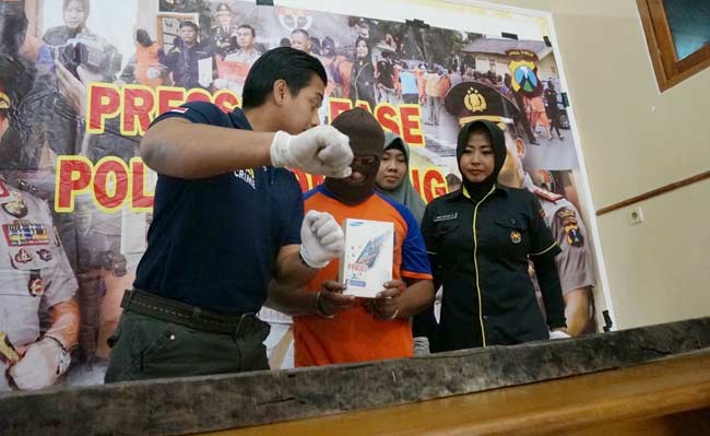 Tersangka beserta barang bukti saat diamankan di Mapolres Jombang. foto: RONY S/ BANGSAONLINE