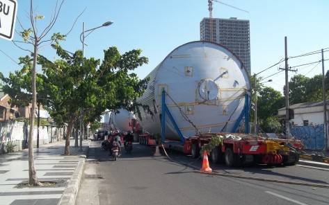 Truk molen raksasa di sisi timur Jalan A Yani Surabaya tadi sore.
