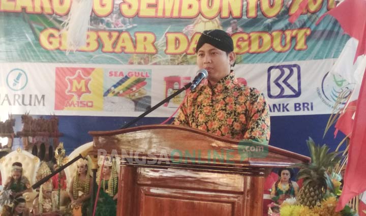 Bupati Arifin saat sambutan di upacara adat Larung Sembonyo. foto: HERMAN S/ BANGSAONLINE