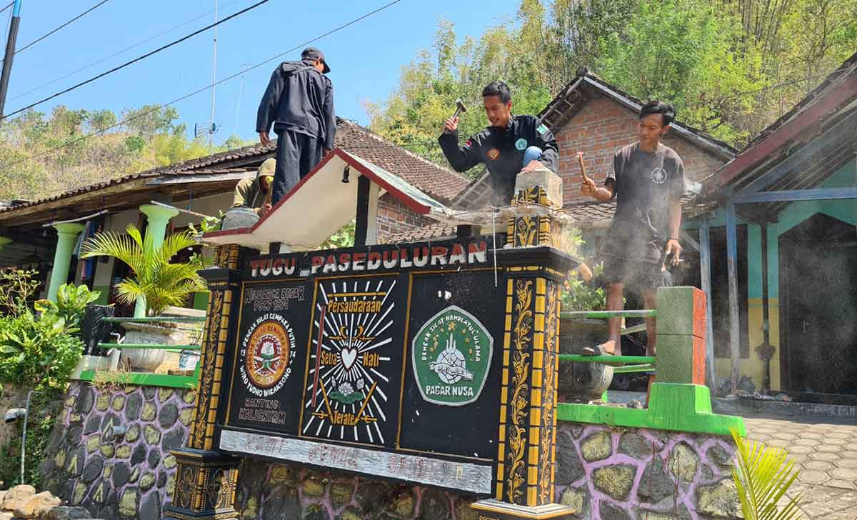 Warga perguruan silat yang secara sukarela menertibkan tugu. Foto: Ist