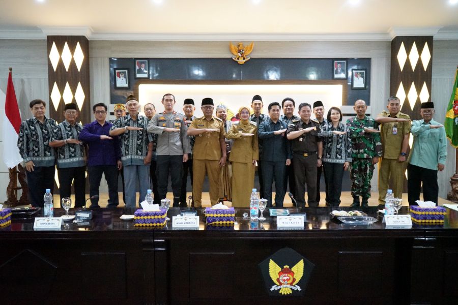 Wali Kota Kediri Vinanda Prameswati bersama pengurus FKUB Kota Kediri. 