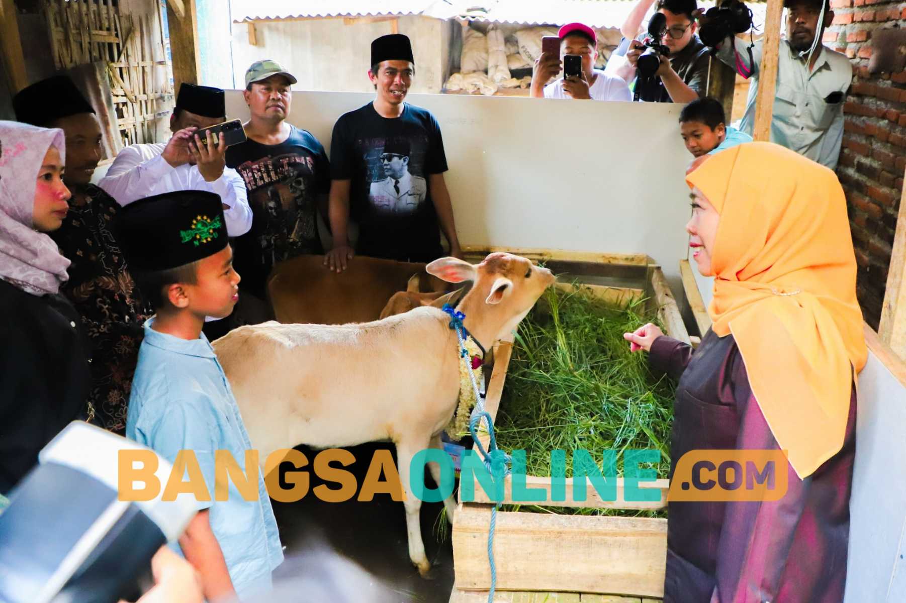 Gubernur Khofifah saat memberikan sapi ke Nanda. Foto: Devi Fitri Afriyanti/BANGSAONLINE