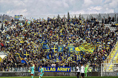 Suporter Verona saat mendukung tim kesayangannya melawan Spezia pada pekan 25 Liga Italia