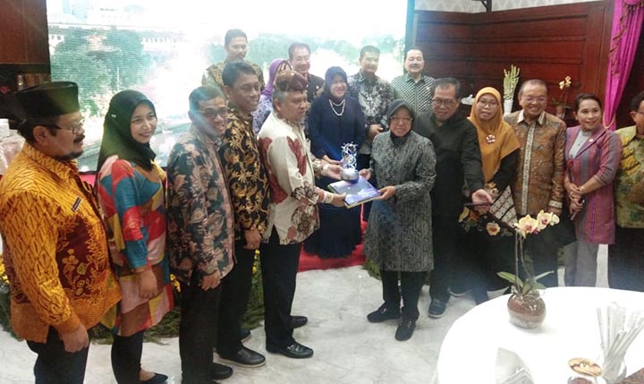 Wali Kota Risma saat menyerahkan cinderamata kepada Wakil Ketua Komisi IX DPR RI, Anshori Siregar. foto: YUDI A/ BANGSAONLINE