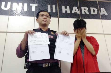 Mei Teguh Raharjo cari senang sesaat. foto: rusmiyanto/BANGSAONLINE