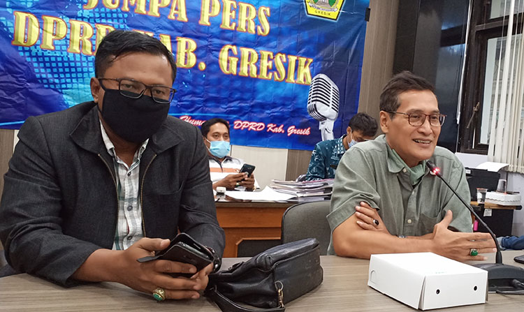Pimpinan Komisi I DPRD Gresik ketika memberikan keterangan pers. (foto: SYUHUD/ BANGSAONLINE)